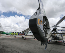 O Governo do Estado apresentou nesta sexta-feira (15), às 10h30, no Aeroporto do Bacacheri, a estrutura disponível para a distribuição da vacina contra a Covid-19. Como forma de acelerar a imunização no Paraná, o Governo destacou toda a frota área do Estado, formada por aviões e helicópteros, para o transporte da vacina. Foto: Jonathan Campos/AEN