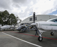O Governo do Estado apresentou nesta sexta-feira (15), às 10h30, no Aeroporto do Bacacheri, a estrutura disponível para a distribuição da vacina contra a Covid-19. Como forma de acelerar a imunização no Paraná, o Governo destacou toda a frota área do Estado, formada por aviões e helicópteros, para o transporte da vacina. Foto: Jonathan Campos/AEN