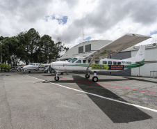 O Governo do Estado apresentou nesta sexta-feira (15), às 10h30, no Aeroporto do Bacacheri, a estrutura disponível para a distribuição da vacina contra a Covid-19. Como forma de acelerar a imunização no Paraná, o Governo destacou toda a frota área do Estado, formada por aviões e helicópteros, para o transporte da vacina. Foto: Jonathan Campos/AEN