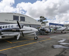 O Governo do Estado apresentou nesta sexta-feira (15), às 10h30, no Aeroporto do Bacacheri, a estrutura disponível para a distribuição da vacina contra a Covid-19. Como forma de acelerar a imunização no Paraná, o Governo destacou toda a frota área do Estado, formada por aviões e helicópteros, para o transporte da vacina. Foto: Jonathan Campos/AEN