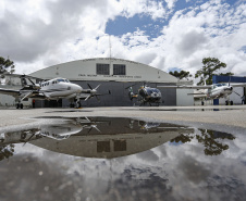 O Governo do Estado apresentou nesta sexta-feira (15), às 10h30, no Aeroporto do Bacacheri, a estrutura disponível para a distribuição da vacina contra a Covid-19. Como forma de acelerar a imunização no Paraná, o Governo destacou toda a frota área do Estado, formada por aviões e helicópteros, para o transporte da vacina. Foto: Jonathan Campos/AEN