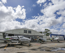 O Governo do Estado apresentou nesta sexta-feira (15), às 10h30, no Aeroporto do Bacacheri, a estrutura disponível para a distribuição da vacina contra a Covid-19. Como forma de acelerar a imunização no Paraná, o Governo destacou toda a frota área do Estado, formada por aviões e helicópteros, para o transporte da vacina. Foto: Jonathan Campos/AEN