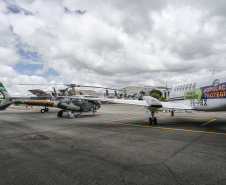 O Governo do Estado apresentou nesta sexta-feira (15), às 10h30, no Aeroporto do Bacacheri, a estrutura disponível para a distribuição da vacina contra a Covid-19. Como forma de acelerar a imunização no Paraná, o Governo destacou toda a frota área do Estado, formada por aviões e helicópteros, para o transporte da vacina. Foto: Jonathan Campos/AEN
