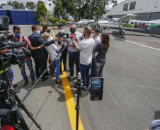 O Governo do Estado apresentou nesta sexta-feira (15), às 10h30, no Aeroporto do Bacacheri, a estrutura disponível para a distribuição da vacina contra a Covid-19. Como forma de acelerar a imunização no Paraná, o Governo destacou toda a frota área do Estado, formada por aviões e helicópteros, para o transporte da vacina. Foto: Jonathan Campos/AEN