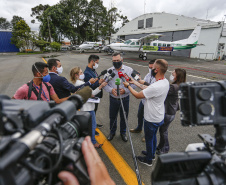 O Governo do Estado apresentou nesta sexta-feira (15), às 10h30, no Aeroporto do Bacacheri, a estrutura disponível para a distribuição da vacina contra a Covid-19. Como forma de acelerar a imunização no Paraná, o Governo destacou toda a frota área do Estado, formada por aviões e helicópteros, para o transporte da vacina. Foto: Jonathan Campos/AEN