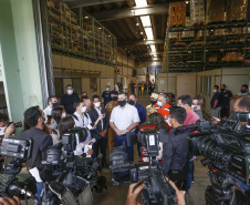  A Secretaria da Saúde do Paraná vai dar início neste sábado (16) à distribuição da primeira remessa de insumos destinados à vacinação da Covid-19 no Estado. Quatro caminhões vão sair pela manhã da central de abastecimento e suprimentos da secretaria, no Jardim Botânico, em Curitiba, carregados com 2,2 milhões de itens que serão entregues a 20 Regionais de Saúde do Estado. 
Foto:Jonathan Campos/AEN