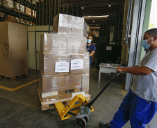 A Secretaria da Saúde do Paraná vai dar início neste sábado (16) à distribuição da primeira remessa de insumos destinados à vacinação da Covid-19 no Estado. Quatro caminhões vão sair pela manhã da central de abastecimento e suprimentos da secretaria, no Jardim Botânico, em Curitiba, carregados com 2,2 milhões de itens que serão entregues a 20 Regionais de Saúde do Estado. 
 Foto:Jonathan Campos/AEN