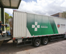  A Secretaria da Saúde do Paraná vai dar início neste sábado (16) à distribuição da primeira remessa de insumos destinados à vacinação da Covid-19 no Estado. Quatro caminhões vão sair pela manhã da central de abastecimento e suprimentos da secretaria, no Jardim Botânico, em Curitiba, carregados com 2,2 milhões de itens que serão entregues a 20 Regionais de Saúde do Estado. 
Foto:Jonathan Campos/AEN