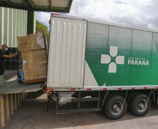 A Secretaria da Saúde do Paraná vai dar início neste sábado (16) à distribuição da primeira remessa de insumos destinados à vacinação da Covid-19 no Estado. Quatro caminhões vão sair pela manhã da central de abastecimento e suprimentos da secretaria, no Jardim Botânico, em Curitiba, carregados com 2,2 milhões de itens que serão entregues a 20 Regionais de Saúde do Estado. 
 Foto:Jonathan Campos/AEN