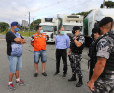 O Governo do Estado, por meio da Secretaria de Estado da Saúde, inicia  a distribuição dos insumos para a  vacinação da Covid-19, neste sabado (16) na Central de Medicamentos do Paraná (Cemepar), no Jardim Botânico. Foto: Geraldo Bubniak/AEN