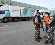 O Governo do Estado, por meio da Secretaria de Estado da Saúde, inicia  a distribuição dos insumos para a  vacinação da Covid-19, neste sabado (16) na Central de Medicamentos do Paraná (Cemepar), no Jardim Botânico. Foto: Geraldo Bubniak/AEN