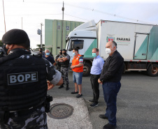 O Governo do Estado, por meio da Secretaria de Estado da Saúde, inicia  a distribuição dos insumos para a  vacinação da Covid-19, neste sabado (16) na Central de Medicamentos do Paraná (Cemepar), no Jardim Botânico. Foto: Geraldo Bubniak/AEN