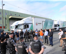 O Governo do Estado, por meio da Secretaria de Estado da Saúde, inicia  a distribuição dos insumos para a  vacinação da Covid-19, neste sabado (16) na Central de Medicamentos do Paraná (Cemepar), no Jardim Botânico. Foto: Geraldo Bubniak/AEN