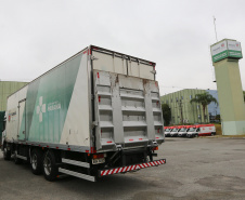 O Governo do Estado, por meio da Secretaria de Estado da Saúde, inicia  a distribuição dos insumos para a  vacinação da Covid-19, neste sabado (16) na Central de Medicamentos do Paraná (Cemepar), no Jardim Botânico. Foto: Geraldo Bubniak/AEN