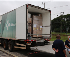 O Governo do Estado, por meio da Secretaria de Estado da Saúde, inicia  a distribuição dos insumos para a  vacinação da Covid-19, neste sabado (16) na Central de Medicamentos do Paraná (Cemepar), no Jardim Botânico. Foto: Geraldo Bubniak/AEN