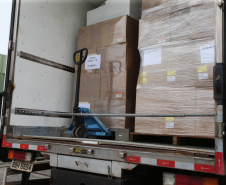 O Governo do Estado, por meio da Secretaria de Estado da Saúde, inicia  a distribuição dos insumos para a  vacinação da Covid-19, neste sabado (16) na Central de Medicamentos do Paraná (Cemepar), no Jardim Botânico. Foto: Geraldo Bubniak/AEN