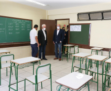 O vice governador Darci Piana recebe neste domingo  (17)  o ministro da Educação, Milton Ribeiro, no Colégio Estadual Pedro Macedo, no bairro Portão em Curitiba  para acompanhar a aplicação prova do Exame Nacional do Ensino Médio (Enem) 2020.  A visita o  contou com a presenca do secretário de Estado da Educação e do Esporte, Renato Feder.     Curitiba, 17/01/2021 -  Foto: Geraldo Bubniak/AEN