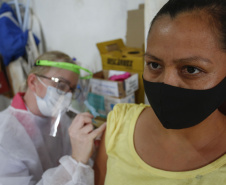 A comunidade indígena do Paraná começou a ser vacinada contra a Covid-19 nesta quarta-feira (20). Eles integram o chamado grupo prioritário, atendidos por esse primeiro lote de imunizantes que chegou ao Estado na segunda-feira (18).
