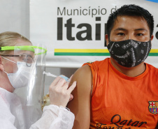 A comunidade indígena do Paraná começou a ser vacinada contra a Covid-19 nesta quarta-feira (20). Eles integram o chamado grupo prioritário, atendidos por esse primeiro lote de imunizantes que chegou ao Estado na segunda-feira (18).
