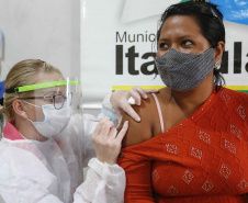 A comunidade indígena do Paraná começou a ser vacinada contra a Covid-19 nesta quarta-feira (20). Eles integram o chamado grupo prioritário, atendidos por esse primeiro lote de imunizantes que chegou ao Estado na segunda-feira (18).
