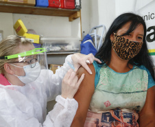 A comunidade indígena do Paraná começou a ser vacinada contra a Covid-19 nesta quarta-feira (20). Eles integram o chamado grupo prioritário, atendidos por esse primeiro lote de imunizantes que chegou ao Estado na segunda-feira (18).

