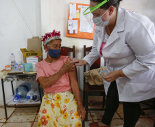 A comunidade indígena do Paraná começou a ser vacinada contra a Covid-19 nesta quarta-feira (20). Eles integram o chamado grupo prioritário, atendidos por esse primeiro lote de imunizantes que chegou ao Estado na segunda-feira (18).
