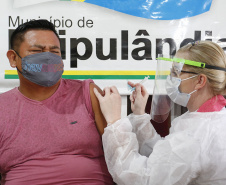 A comunidade indígena do Paraná começou a ser vacinada contra a Covid-19 nesta quarta-feira (20). Eles integram o chamado grupo prioritário, atendidos por esse primeiro lote de imunizantes que chegou ao Estado na segunda-feira (18).
