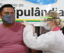 A comunidade indígena do Paraná começou a ser vacinada contra a Covid-19 nesta quarta-feira (20). Eles integram o chamado grupo prioritário, atendidos por esse primeiro lote de imunizantes que chegou ao Estado na segunda-feira (18).
