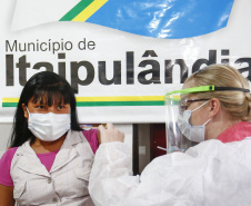 A comunidade indígena do Paraná começou a ser vacinada contra a Covid-19 nesta quarta-feira (20). Eles integram o chamado grupo prioritário, atendidos por esse primeiro lote de imunizantes que chegou ao Estado na segunda-feira (18).
