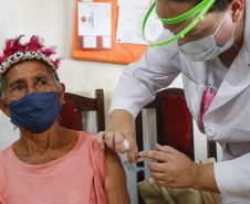 A comunidade indígena do Paraná começou a ser vacinada contra a Covid-19 nesta quarta-feira (20). Eles integram o chamado grupo prioritário, atendidos por esse primeiro lote de imunizantes que chegou ao Estado na segunda-feira (18).
