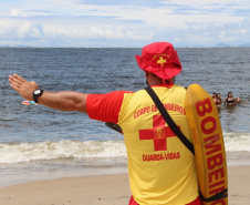 O Corpo de Bombeiros divulgou nesta quarta-feira (20/01) o balanço de atividades e ocorrências atendidas nos primeiros 30 dias de verão no Litoral do estado (do dia 19 de dezembro até o dia 18 de janeiro). O comparativo com o mesmo período da temporada anterior mostra que os afogamentos tiveram queda de 11% (de 569 foi para 506), e houve o dobro de óbitos (de 03 foi para 06). O balanço mostra ainda que as mortes por afogamento ocorreram em áreas não protegidas por guarda-vidas.  Foto:SESP