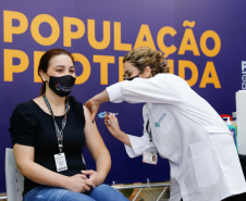 A vacinação contra a Covid-19 começou em todos os 399 municípios do Estado. 