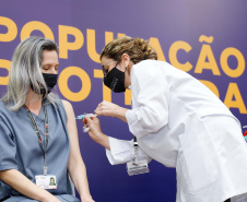 A vacinação contra a Covid-19 começou em todos os 399 municípios do Estado. 