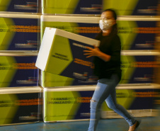 Vacinas da Fiocruz contra a Covid-19 chegam ao Centro de Medicamentos do Paraná na madrugada deste domingo (24).
Foto: Gilson Abreu/AEN