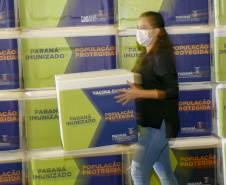 Vacinas da Fiocruz contra a Covid-19 chegam ao Centro de Medicamentos do Paraná na madrugada deste domingo (24).
Foto: Gilson Abreu/AEN