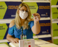 Vacinas da Fiocruz contra a Covid-19 chegam ao Centro de Medicamentos do Paraná na madrugada deste domingo (24).
Foto: Gilson Abreu/AEN