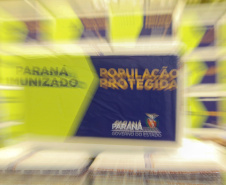 Vacinas da Fiocruz contra a Covid-19 chegam ao Centro de Medicamentos do Paraná na madrugada deste domingo (24).
Foto: Gilson Abreu/AEN