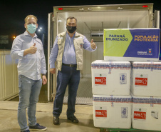 Vacinas da Fiocruz contra a Covid-19 chegam ao Centro de Medicamentos do Paraná na madrugada deste domingo (24).
Foto: Gilson Abreu/AEN