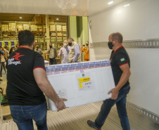 Vacinas da Fiocruz contra a Covid-19 chegam ao Centro de Medicamentos do Paraná na madrugada deste domingo (24).
Foto: Gilson Abreu/AEN