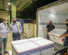 Vacinas da Fiocruz contra a Covid-19 chegam ao Centro de Medicamentos do Paraná na madrugada deste domingo (24).
Foto: Gilson Abreu/AEN