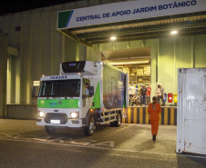 Vacinas da Fiocruz contra a Covid-19 chegam ao Centro de Medicamentos do Paraná na madrugada deste domingo (24).
Foto: Gilson Abreu/AEN