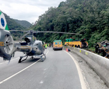 O Corpo de Bombeiros e o Batalhão de Polícia Militar de Operações Aéreas (BPMOA) estão ajudando no atendimento do acidente com um ônibus de turismo que ocorreu na manhã desta segunda-feira (25) na BR-376, próximo à Curva da Santa, em Guaratuba, no Litoral do Paraná.Foto: BPMOA