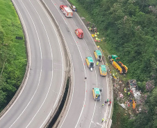 O Corpo de Bombeiros e o Batalhão de Polícia Militar de Operações Aéreas (BPMOA) estão ajudando no atendimento do acidente com um ônibus de turismo que ocorreu na manhã desta segunda-feira (25) na BR-376, próximo à Curva da Santa, em Guaratuba, no Litoral do Paraná.Foto: BPMOA