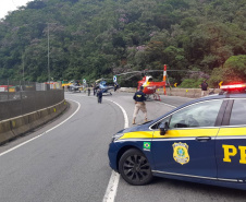 O Corpo de Bombeiros e o Batalhão de Polícia Militar de Operações Aéreas (BPMOA) estão ajudando no atendimento do acidente com um ônibus de turismo que ocorreu na manhã desta segunda-feira (25) na BR-376, próximo à Curva da Santa, em Guaratuba, no Litoral do Paraná.Foto: PRF