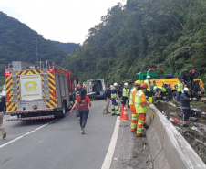 O Corpo de Bombeiros e o Batalhão de Polícia Militar de Operações Aéreas (BPMOA) estão ajudando no atendimento do acidente com um ônibus de turismo que ocorreu na manhã desta segunda-feira (25) na BR-376, próximo à Curva da Santa, em Guaratuba, no Litoral do Paraná.Foto: PRF