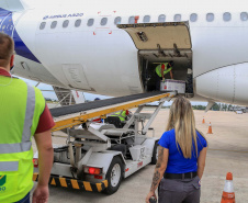 O Paraná recebeu nesta segunda-feira (25) um novo lote de vacinas com 39.600 doses contra a Covid-19, o terceiro em uma semana. Os imunizantes serão usados prioritariamente na proteção dos trabalhadores que estão na linha de frente do combate à pandemia, já que a Secretaria de Estado da Saúde (Sesa) confirmou que finalizou o processo de vacinação de dois importantes setores dentro do grupo prioritário. Foto: Valdelino Pontes