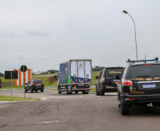 O Paraná recebeu nesta segunda-feira (25) um novo lote de vacinas com 39.600 doses contra a Covid-19, o terceiro em uma semana. Os imunizantes serão usados prioritariamente na proteção dos trabalhadores que estão na linha de frente do combate à pandemia, já que a Secretaria de Estado da Saúde (Sesa) confirmou que finalizou o processo de vacinação de dois importantes setores dentro do grupo prioritário. Foto: Valdelino Pontes