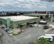 O Paraná recebeu nesta segunda-feira (25) um novo lote de vacinas com 39.600 doses contra a Covid-19, o terceiro em uma semana. Os imunizantes serão usados prioritariamente na proteção dos trabalhadores que estão na linha de frente do combate à pandemia, já que a Secretaria de Estado da Saúde (Sesa) confirmou que finalizou o processo de vacinação de dois importantes setores dentro do grupo prioritário. Foto: José Fernando Ogura/AEN