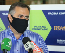O Paraná recebeu nesta segunda-feira (25) um novo lote de vacinas com 39.600 doses contra a Covid-19, o terceiro em uma semana. Os imunizantes serão usados prioritariamente na proteção dos trabalhadores que estão na linha de frente do combate à pandemia, já que a Secretaria de Estado da Saúde (Sesa) confirmou que finalizou o processo de vacinação de dois importantes setores dentro do grupo prioritário. 