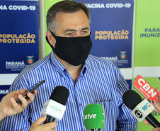 O Paraná recebeu nesta segunda-feira (25) um novo lote de vacinas com 39.600 doses contra a Covid-19, o terceiro em uma semana. Os imunizantes serão usados prioritariamente na proteção dos trabalhadores que estão na linha de frente do combate à pandemia, já que a Secretaria de Estado da Saúde (Sesa) confirmou que finalizou o processo de vacinação de dois importantes setores dentro do grupo prioritário. 